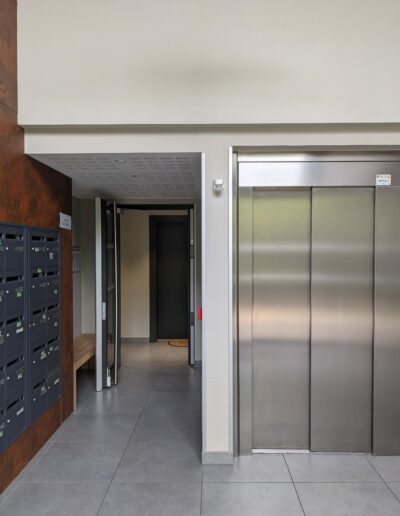 Entrée du bâtiment Le City Zen, accès au cabinet Infinie Présence – rez-de-chaussée