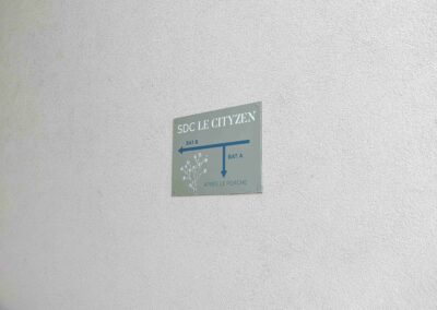 Panneau d’indication “Le City Zen Bâtiment B” – accès au cabinet de soins énergétiques Infinie Présence
