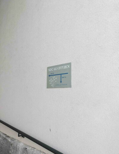 Panneau d’indication “Le City Zen Bâtiment B” – accès au cabinet de soins énergétiques Infinie Présence