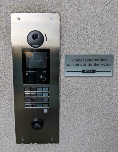 Interphone et plaque “Cabinet paramédical et de bien-être Le City Zen” – accès Infinie Présence