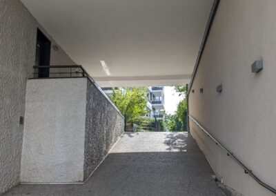 Passage menant au bâtiment B du City Zen à Thonon-les-Bains