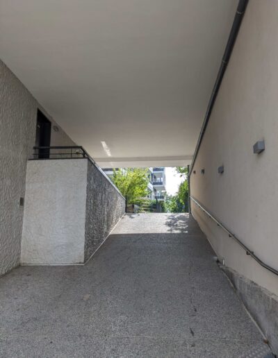 Passage menant au bâtiment B du City Zen à Thonon-les-Bains