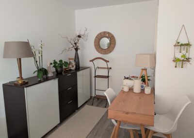 Détail du coin bureau et espace d’accueil du cabinet Infinie Présence Thonon-les-Bains