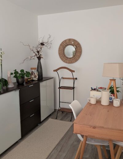 Détail du coin bureau et espace d’accueil du cabinet Infinie Présence Thonon-les-Bains